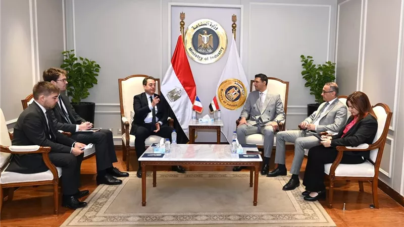 وزير الصناعة يبحث مع سفير فرنسا توطين الصناعة ونقل التكنولوجيا لمصر