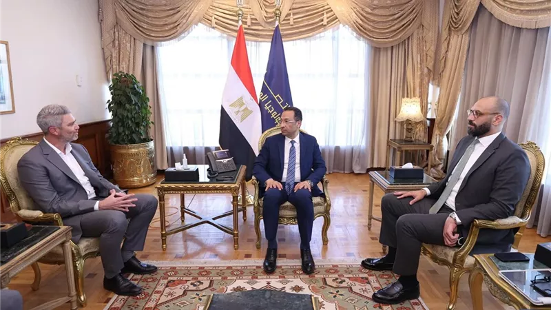 وزير الاتصالات يبحث مع 
