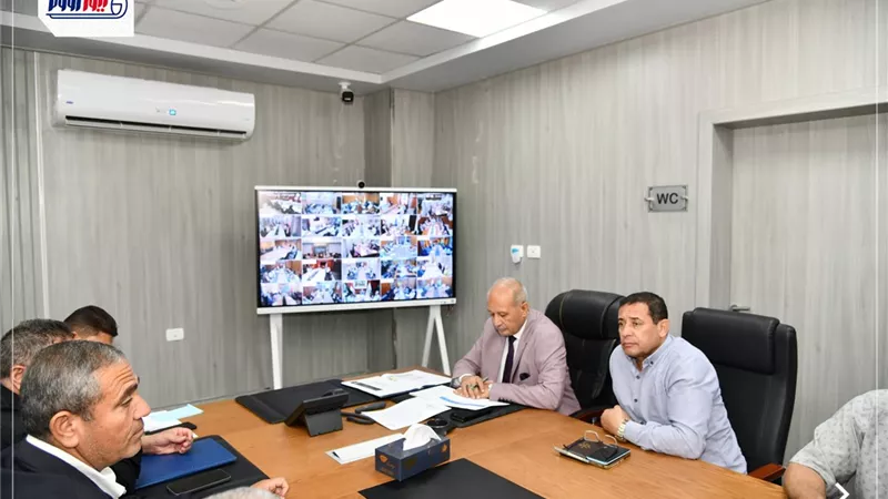 سكرتير الفيوم يناقش مع مسئولي التنمية المحلية آخر مستجدات تقنين الأراضي