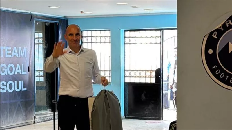 بيراميدز يصل الدفاع الجوي استعدادًا لمعركة حسم الدوري أمام سموحة