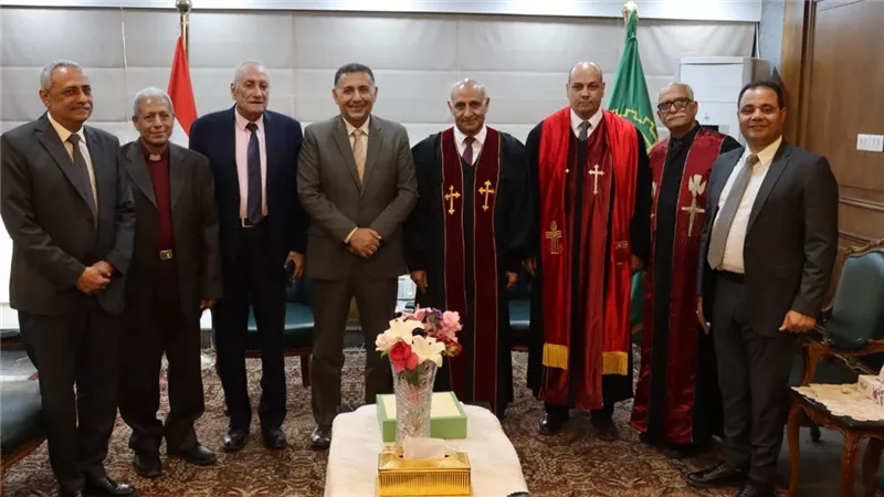 محافظ القليوبية يستقبل وفد الكنيسة الإنجيلية للتهنئة بعيد الأضحى المبارك