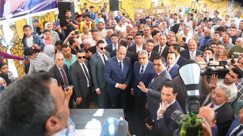 وزير العمل ومحافظ الدقهلية يفتتحان وحدة تدريب متنقلة بقرية 