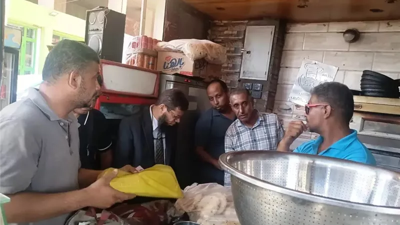 قبل العيد.. محافظ أسوان يوجه بتكثيف الحملات التموينية وضبط المخالفين 