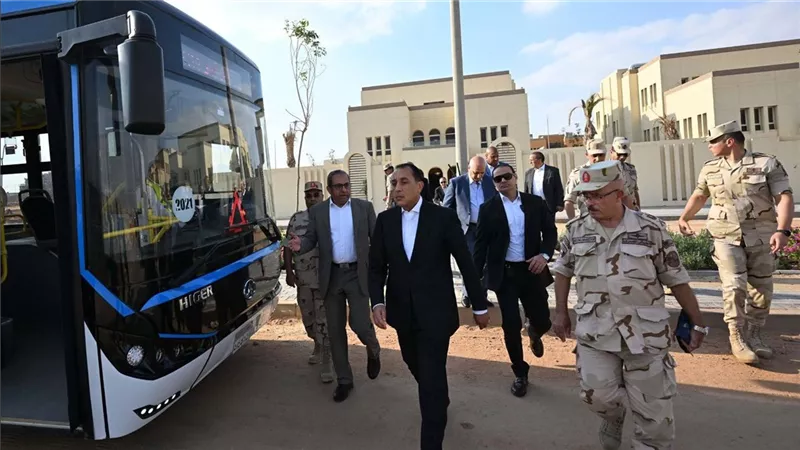 مدبولي يستقل الأتوبيس الكهربائي المخصص للموظفين من أمام مقر مجلس الوزراء