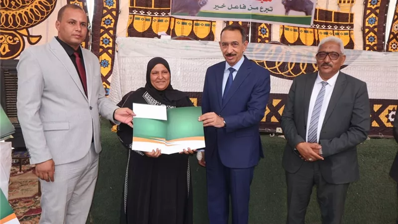 محافظ سوهاج يسلم 20 شيك زواج و15 رأس ماشية للأسر الأولى بالرعاية