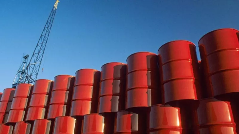 بسبب مفاوضات السلام.. أسعار النفط العالمية تهبط بأكثر من 5% 