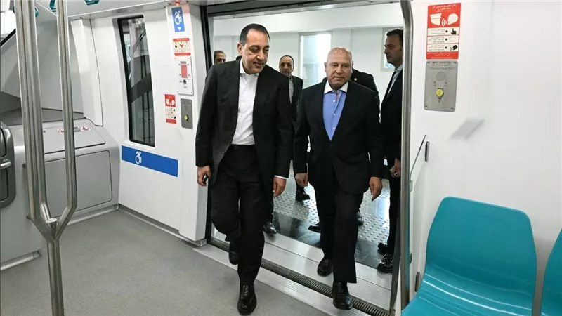مستقلا أحد قطاراته.. مدبولي يتفقد المرحلتين الأولى والثانية من مشروع مونوريل شرق النيل