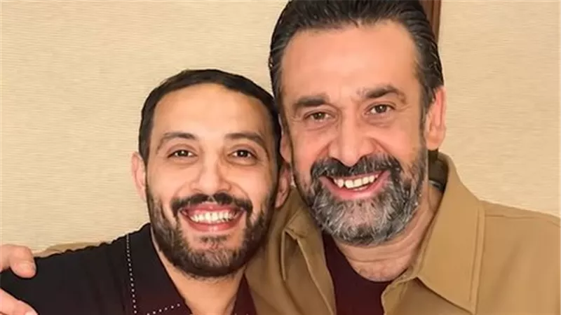 كريم عبدالعزيز يستقبل خالد صواف بالأحضان في مؤتمر فيلم 
