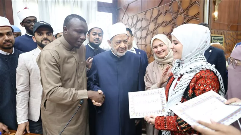 شيخ الأزهر يوجه بتذليل العقبات أمام الوافدين بمرحلتي الماجستير والدكتوراه