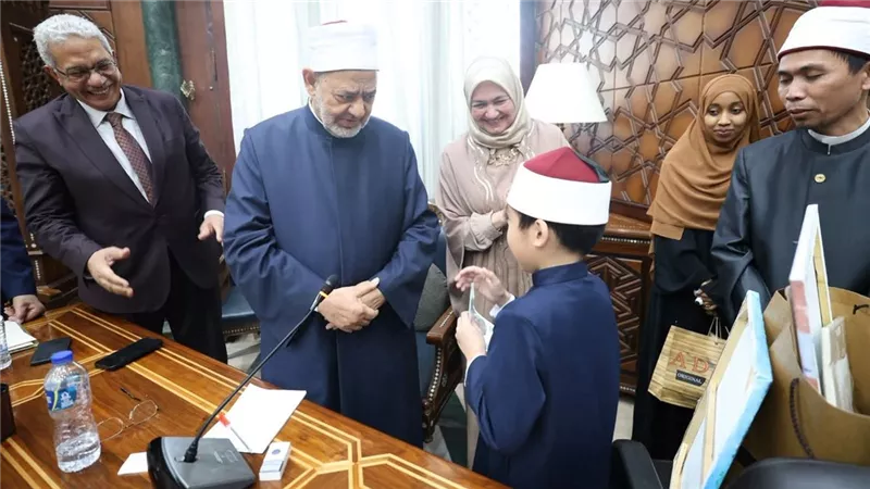 شيخ الأزهر يكرم الطفل «محمد عبد المهمين» أصغر فلبيني حافظ للقرآن | خاص