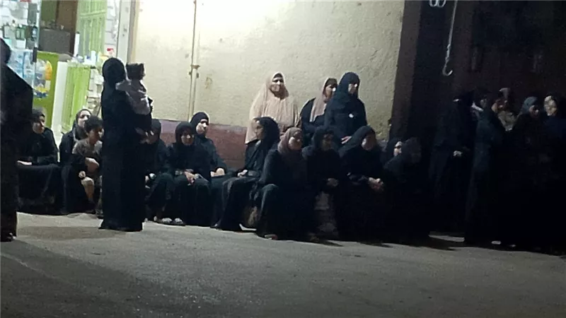 وسط مطالبات بالقصاص.. أهالي بنها يشيعون جثمان سيدة عُثر عليها مقتولة بالمنوفية