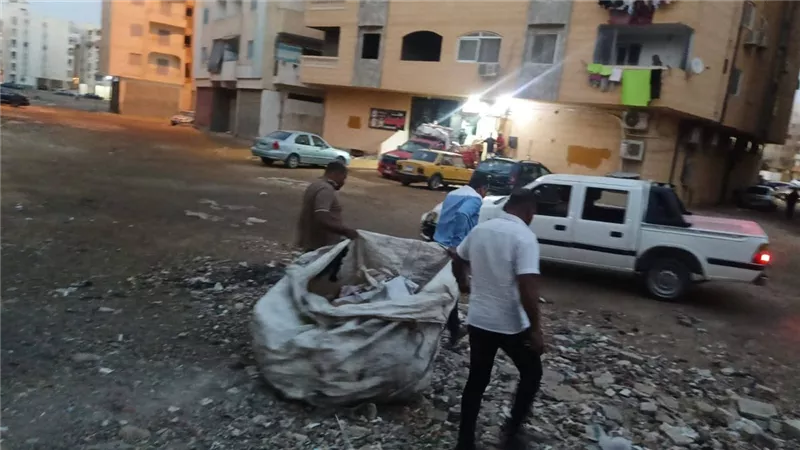حي عتاقة بالسويس يشن حملة مكبرة لضبط النباشين ومخازن فرز القمامة المخالفة