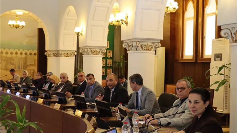 مجلس خدمة المجتمع بجامعة الإسكندرية يبحث خطط التحول الرقمي والطاقة النظيفة 
