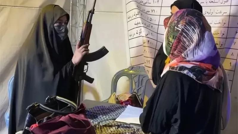أطفال ونساء ببنادق كلاشنيكوف.. الحرس الثوري يطلق تدريبات ميدانية بشوارع إيران