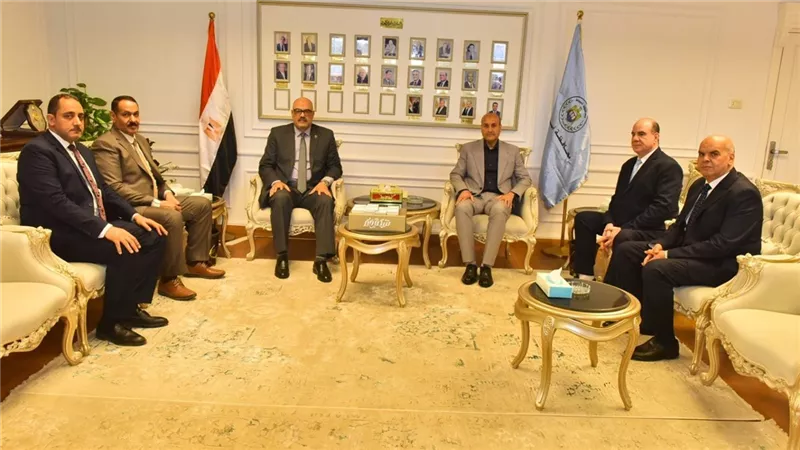 محافظ أسيوط يلتقي وفد البنك الزراعي المصري لبحث التعاون في المبادرات المجتمعية
