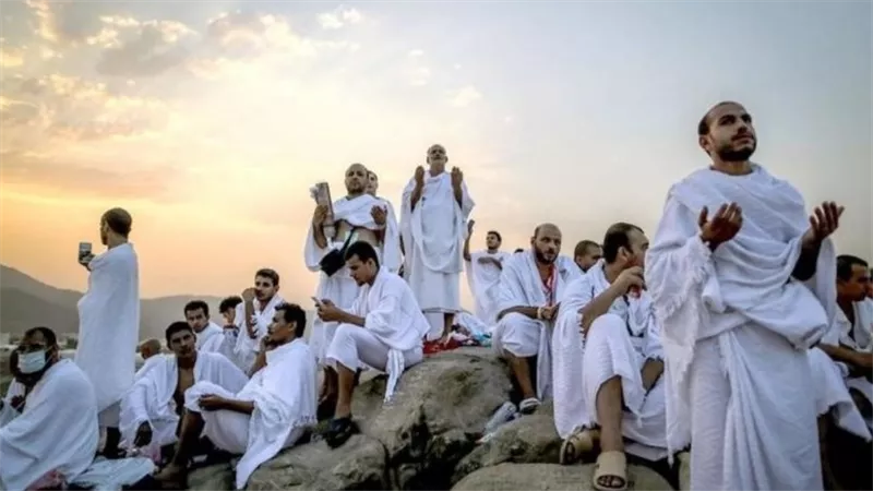 ما حكم لبس المخيط ناسيًا في الإحرام؟.. الشيخ أحمد وسام يجيب لـ نيوز رووم