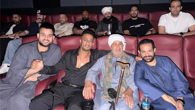 محمد رمضان يشاهد فيلم «أسد» بصورة مع شباب بـ«الجلابية الصعيدي»