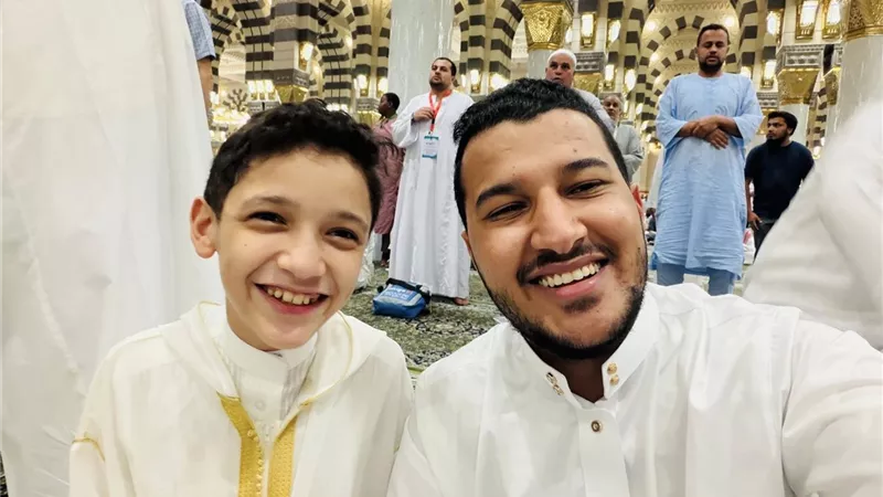 نجما دولة التلاوة أشرف سيف وعمر علي يصلان إلى المدينة المنورة لتأدية الحج