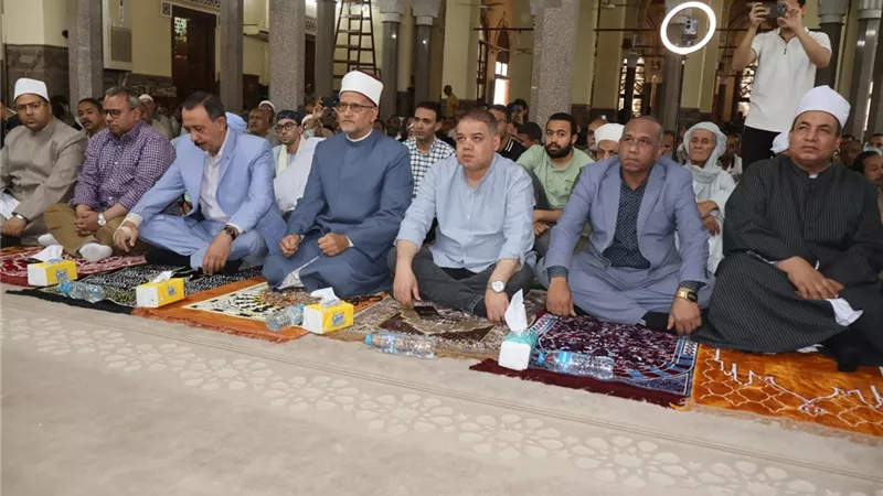 بالصور.. محافظ سوهاج يؤدي صلاة الجمعة بمسجد العارف بالله