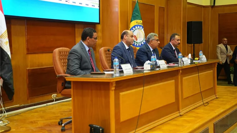 وزير العمل يختتم زيارته للدقهلية بلقاء مستثمري جمصة ويبحث دعم الإنتاج