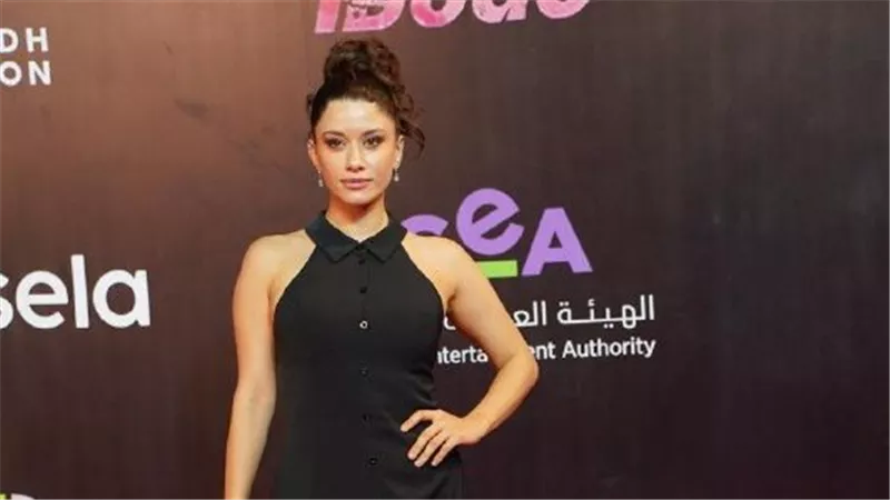 بحقيبة وردية وفستان أسود.. سينتيا خليفة تتألق على ريد كاربت فيلم 7 Dogs