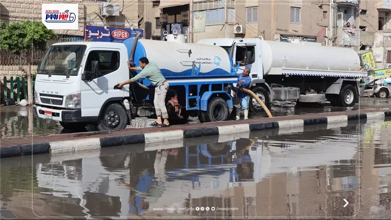 مياه الفيوم: إصلاح كسر طاريء بخط طرد صرف صحي بالحادقة وكسح المياه الناتجة عنه