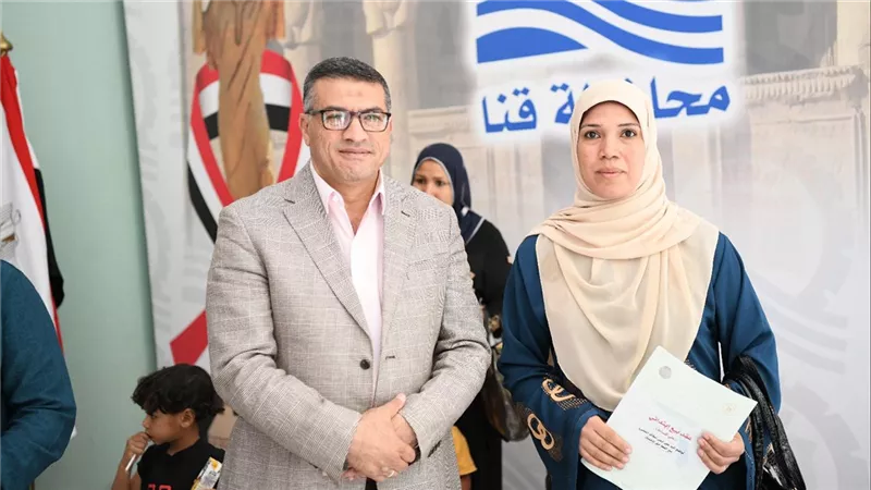 محافظ قنا يسلم عقود تقنين جديدة لواضعي اليد ويوجه بتسهيل الإجراءات للمواطنين 