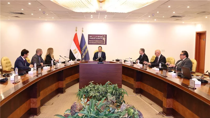 وزير الاتصالات يبحث مع 