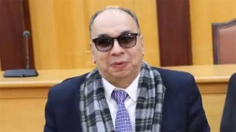 جامعة الأزهر تهنئ عميد علوم بنات أسيوط بوسام التميز العلمي الأفريقي