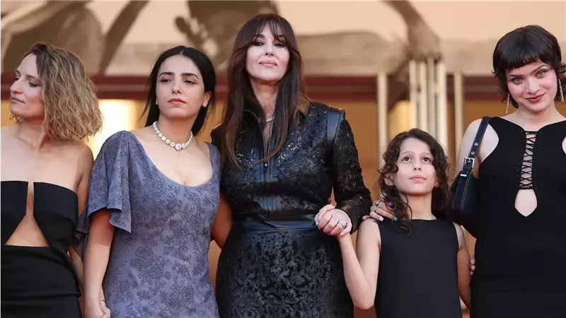 مونيكا بيلوتشي تذهل الجميع على السجادة الحمراء بمهرجان كان السينمائي