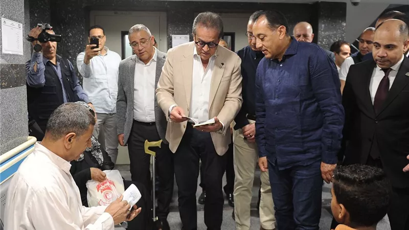 رئيس الوزراء يفتتح عيادة 