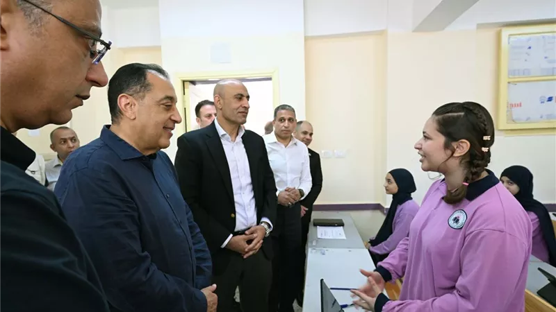 مدبولي يناقش مع الطالبات استفادتهن من منصة «كيريو» اليابانية لتعلم البرمجة