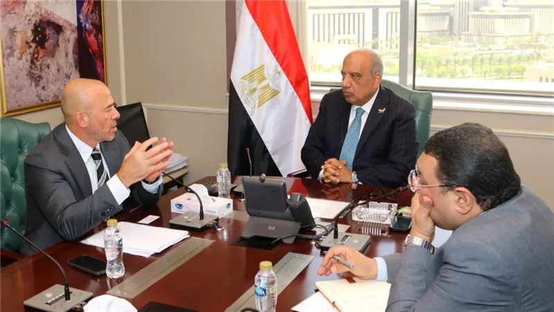 وزير الكهرباء يتابع آليات توفير الطاقة اللازمة لإقامة مشروع عالمى للبيانات