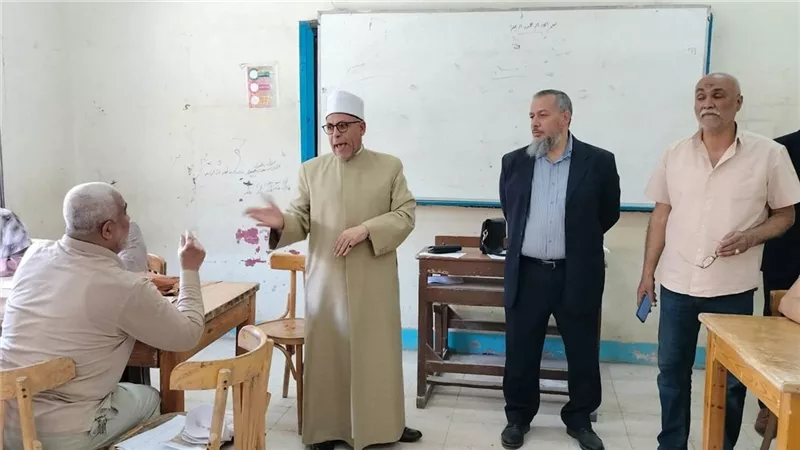 رئيس القاهرة الأزهرية يتابع أعمال تصحيح الشهادتين الابتدائية والإعدادية