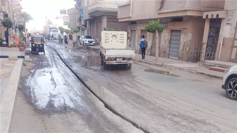 تلفيات وانقطاع مياه في الزرقا بدمياط بعد كسر خط أثناء أعمال فايبرنت