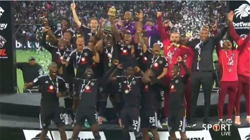 أورلاندو بايرتس ينهي هيمنة صن داونز ويتوج بلقب الدوري الجنوب أفريقي