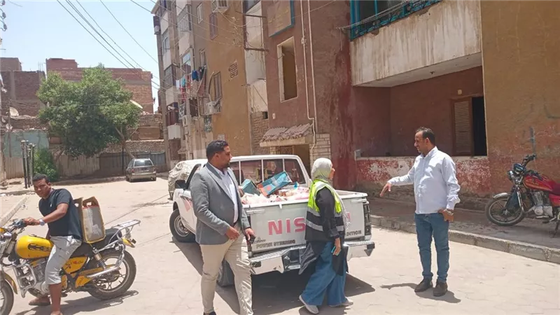 ضبط 1000 لتر مياه غازية منتهية الصلاحية في حملات تفتيشية موسعة بأسواق قنا