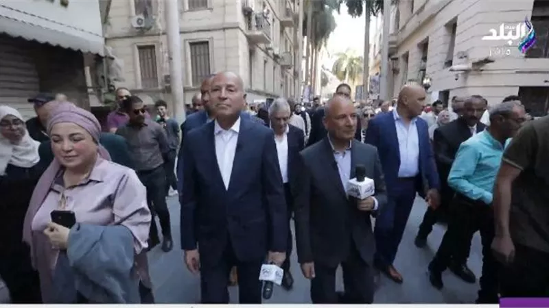 أحمد موسى خلال جولة بشارع الفن: مليء بالمواهب والإبداع.. وأنصح بزيارته