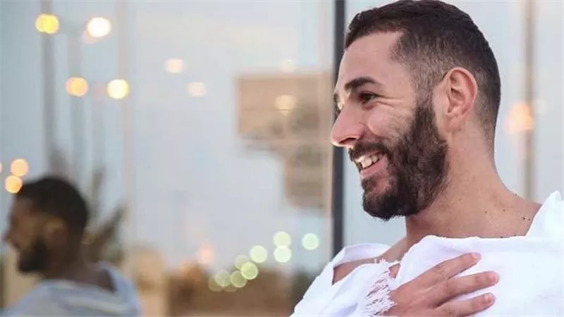 كريم بنزيما يؤدي مناسك الحج بعد انتهاء موسمه مع الهلال 