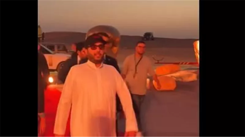 تركي آل الشيخ يحضر النزال التاريخي في الملاكمة تحت سفح الأهرامات