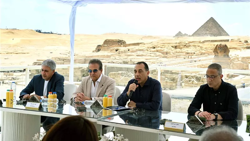 رئيس الوزراء يلتقى أهالي نزلة السمان لمناقشة مخططات تطوير المنطقة