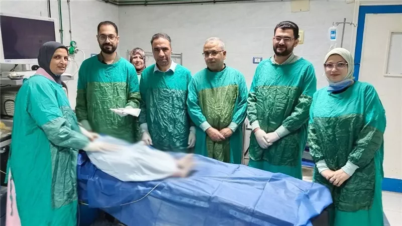 استخراج مسمار معدني بطول 10 سم من طفلة دون تدخل جراحي بطب الزقازيق 