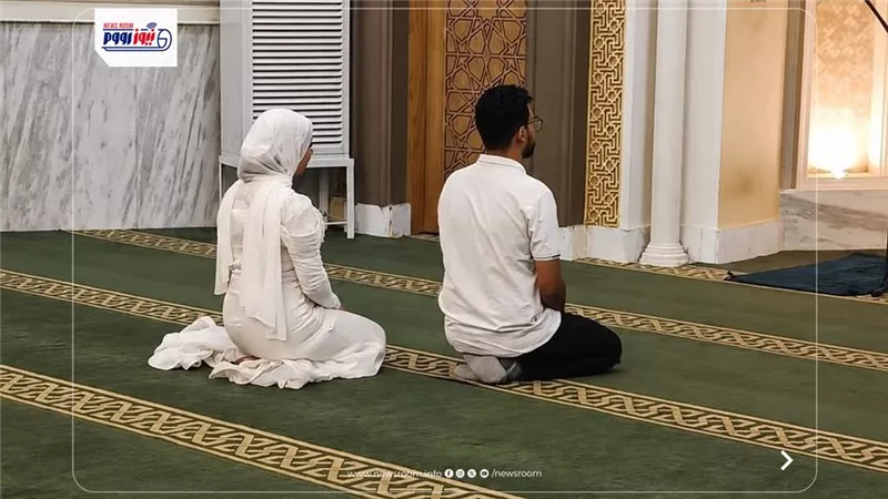 «فستان أبيض وسجادة صلاة».. عروسان بالمنيا يخطفان القلوب بزفاف داخل المسجد 