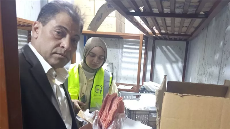 “ثلاجة الموت”.. ضبط 343 كيلو لحوم وبرجر فاسد قبل طرحها في العيد 
