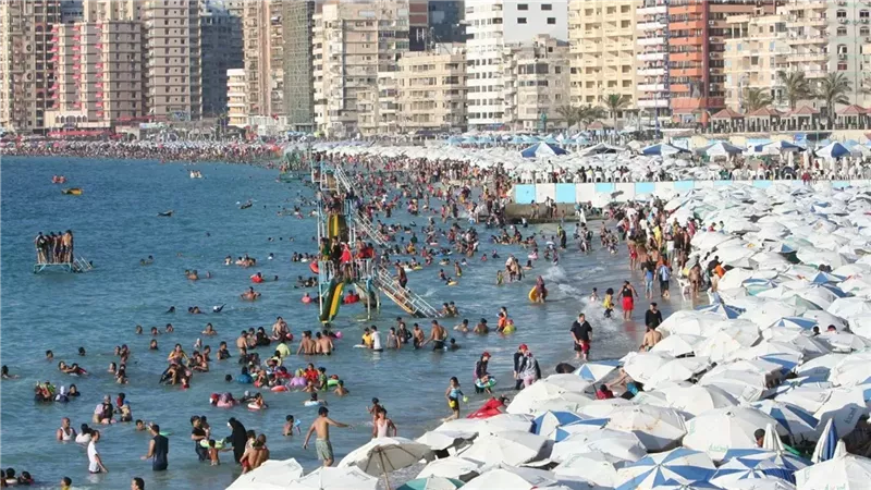 تعرف على حالة بحر الإسكندرية.. الزوار بالملايين في 