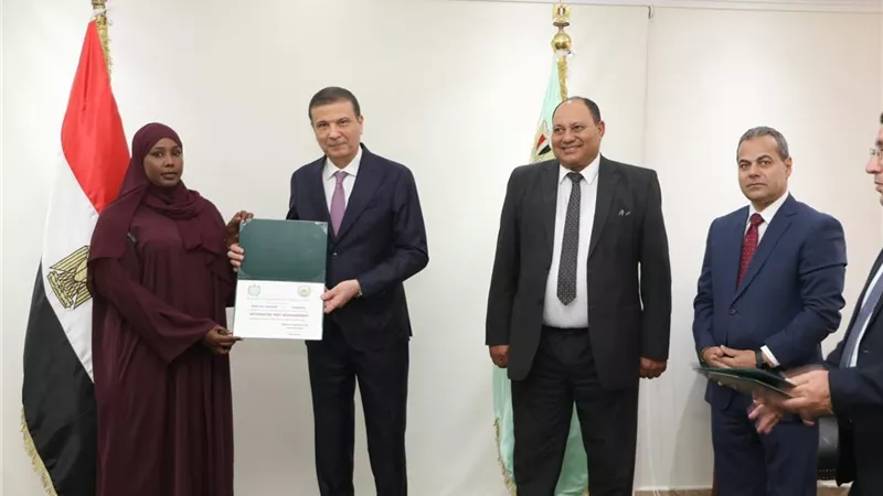وزير الزراعة يُسلّم شهادات التخرج لـ 18 مبعوثاً من 11 دولة أفريقية وآسيوية