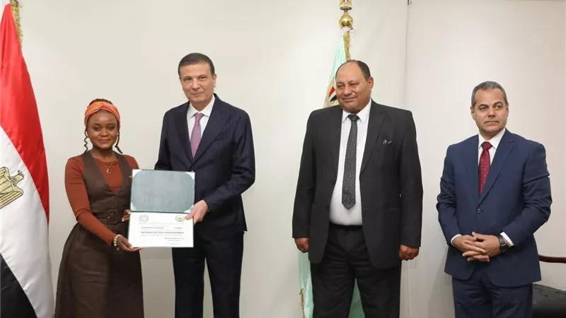 وزير الزراعة يُسلّم شهادات التخرج لـ 18 مبعوثاً من 11 دولة إفريقية وآسيوية