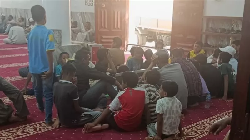 كانوا ماسكين النعش ومش راضيين يسيبوه.. مشهد مؤثر لأطفال يودعون زميلهم الراحل 