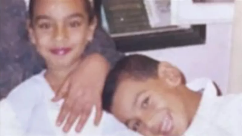 بصور تجمعهما في الطفولة.. شقيقة محمد صلاح : سيظل أخي مصدر فخر لي طوال عمري