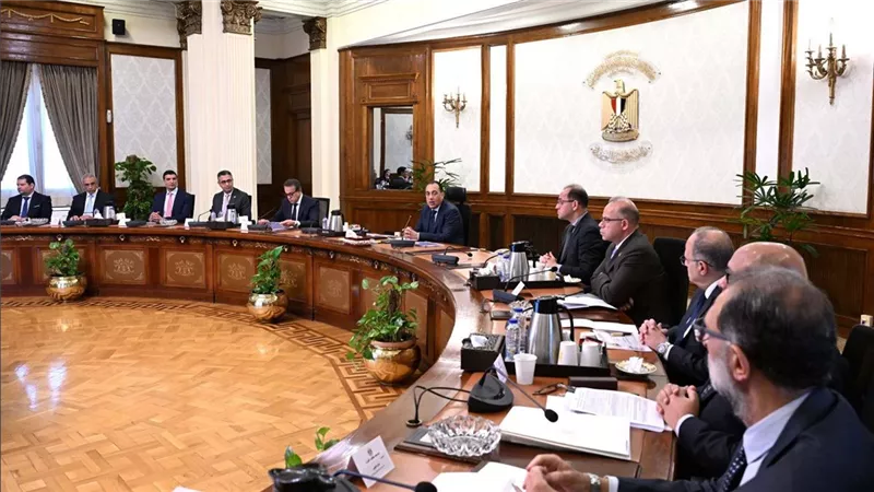 رئيس الوزراء يستعرض خطوات إعداد استراتيجية وطنية لتنظيم إنشاء مراكز البيانات